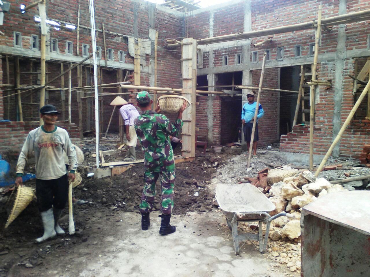 Babinsa Melaksanakan Karya Bhakti Pembangunan Gedung PAUD